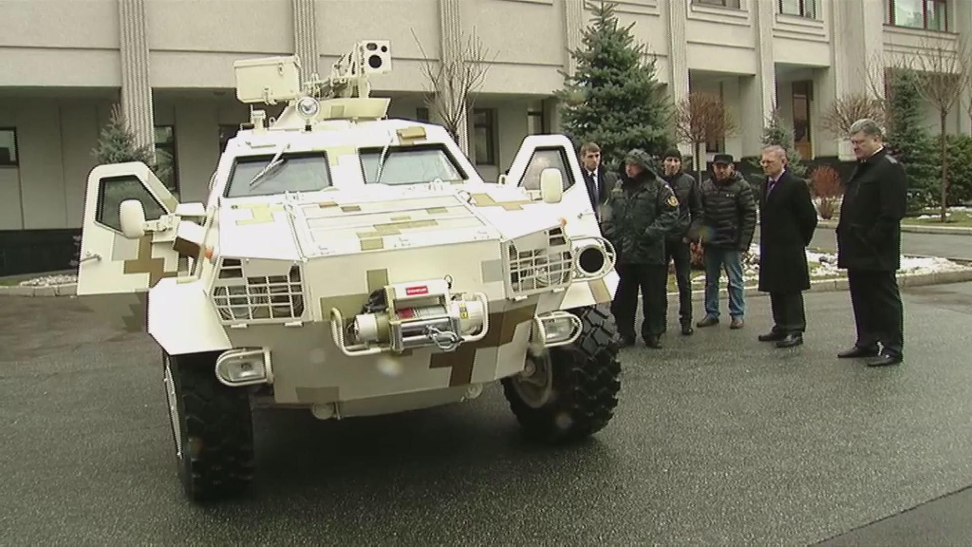 Порошенко випробував новий український броньовик Порошенко випробував новий український броньовик