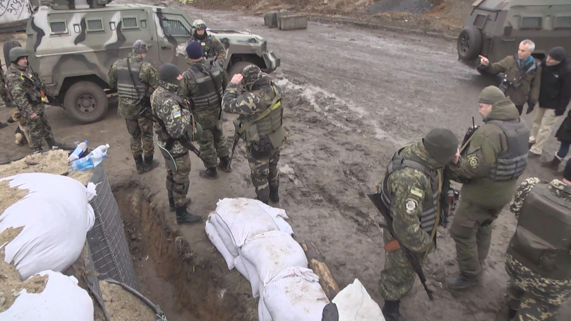 Селище Гнутове під Маріуполем постійно обстрілюють Селище Гнутове під Маріуполем постійно обстрілюють