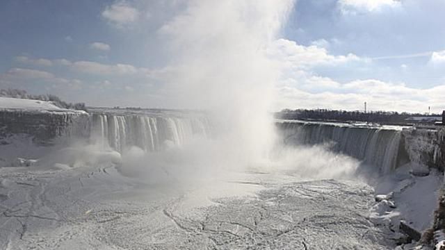 Альпинист впервые в истории покорил замерзший Ниагарский водопад Альпинист впервые в истории покорил замерзший Ниагарский водопад