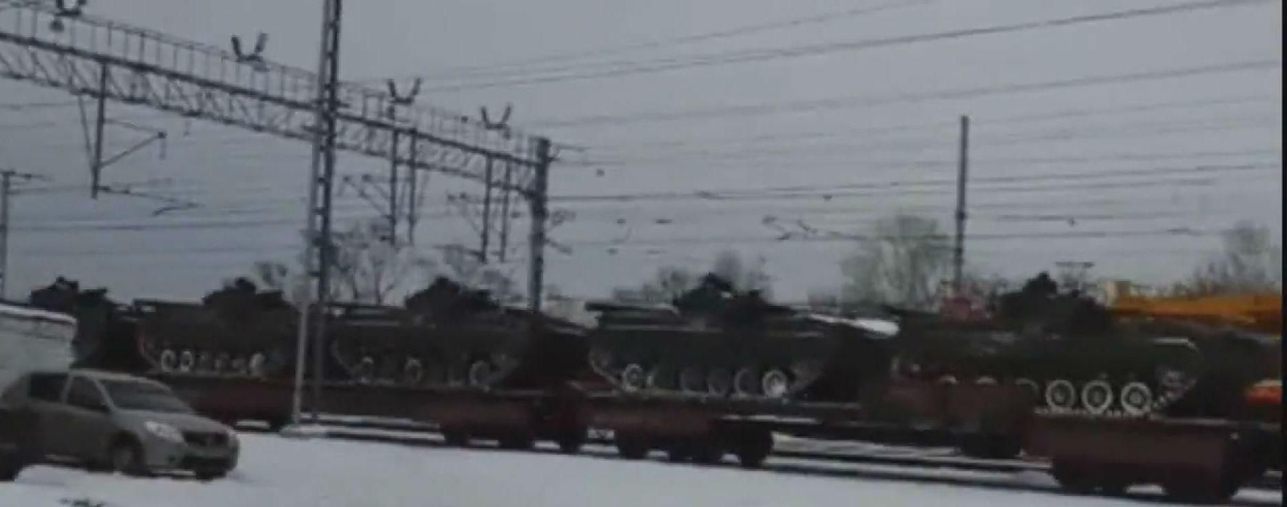 В России по железной дороге перебрасывают военную технику