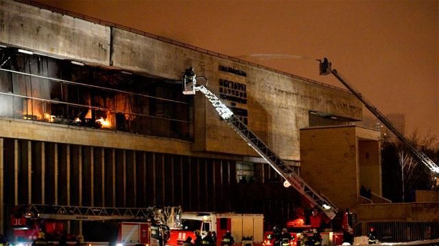 У Москві 12-ту годину гасять пожежу в унікальній бібліотеці У Москві 12-ту годину гасять пожежу в унікальній бібліотеці