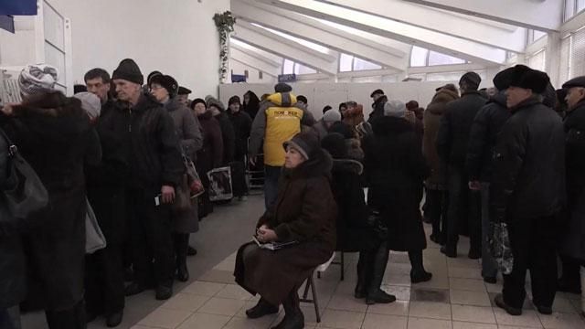 Дончане стоят в длинных очередях за "гуманитаркой"