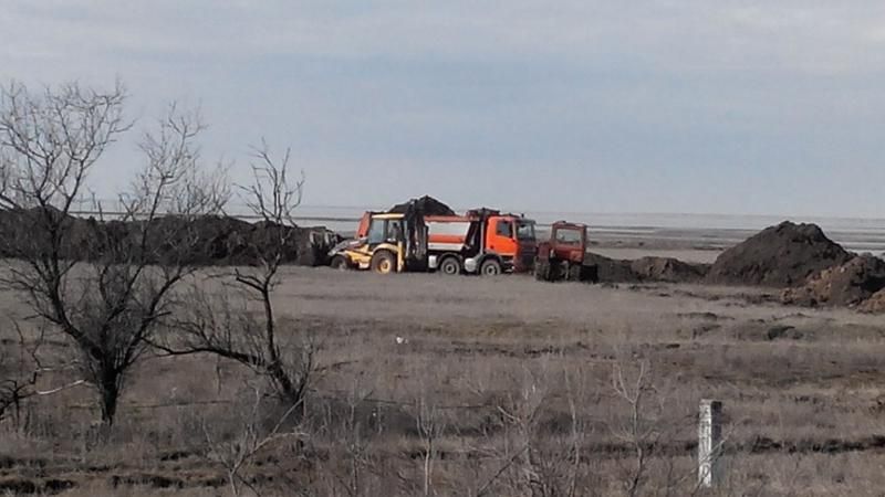 Росія цілодобово риє величезний рів на кордоні Криму і Херсонської області