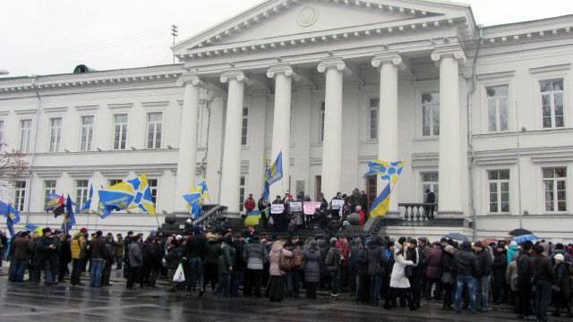 Полтавчане у здания горсовета требуют признать Россию агрессором