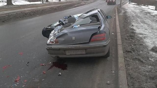 Гаубица раздавила легковую машину в Донецке