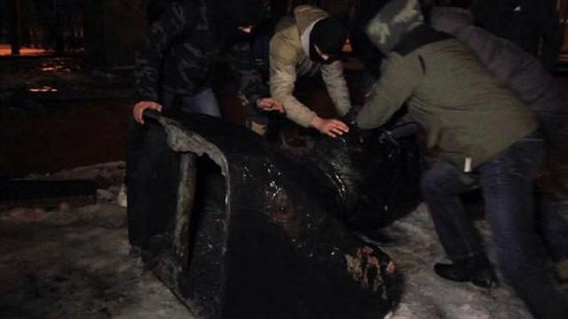 Мінус один Ленін: у Харкові звалили ще один постамент Мінус один Ленін: у Харкові звалили ще один постамент