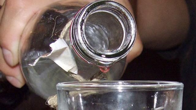 Поки щодо Росії вводять санкції, їхня влада знижує ціну на горілку Поки щодо Росії вводять санкції, їхня влада знижує ціну на горілку