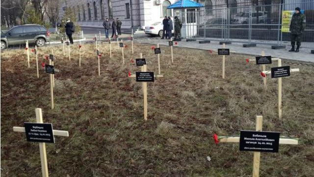 Перед російським посольством встановили хрести з іменами загиблих у Маріуполі