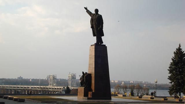 У Запоріжжі через пам'ятник Леніну затримали близько 100 активістів