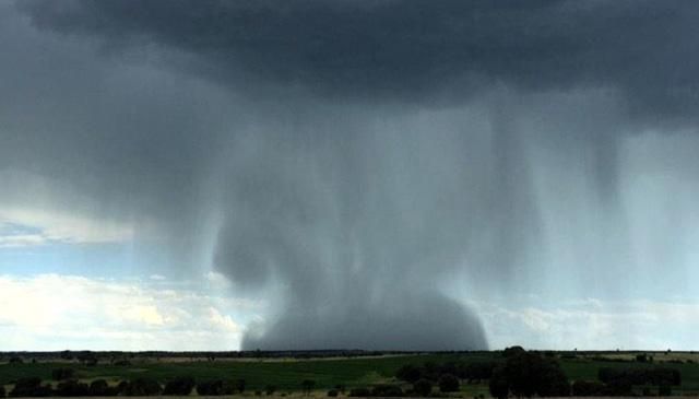Австралійцям вдалось зафіксувати падіння "дощової бомби" Австралійцям вдалось зафіксувати падіння "дощової бомби"