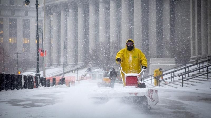 У США через снігову бурю скасували понад 2 тисячі авіарейсів