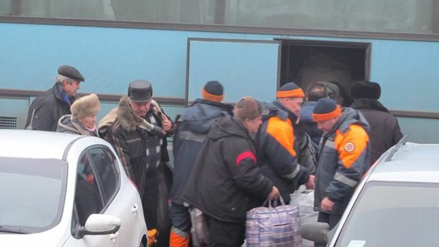Из Дебальцево продолжают вывозить мирных жителей Из Дебальцево продолжают вывозить мирных жителей