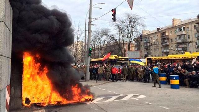 "Айдарівці" підпалили шини під Міноборони