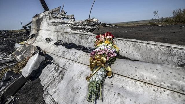 Нідерландські експерти знайшли нові людські останки на місці падіння Boeing 777 Нідерландські експерти знайшли нові людські останки на місці падіння Boeing 777