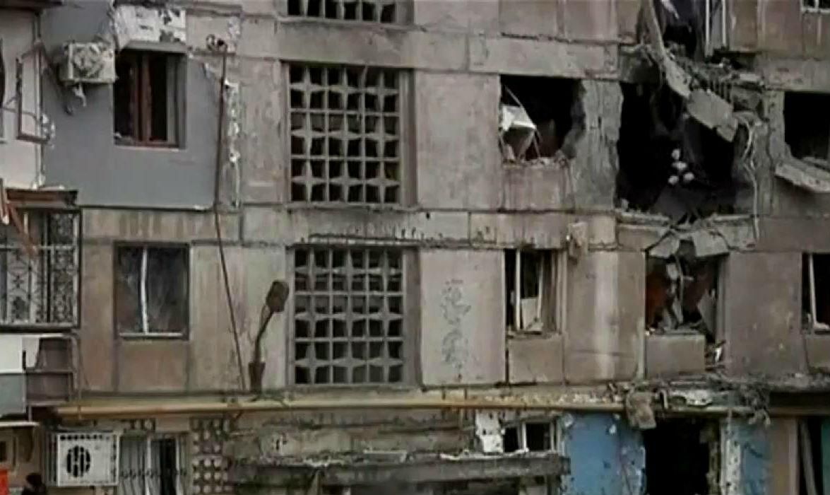 Жители Енакиева собирают вещи из-под завалов собственных домов Жители Енакиева собирают вещи из-под завалов собственных домов