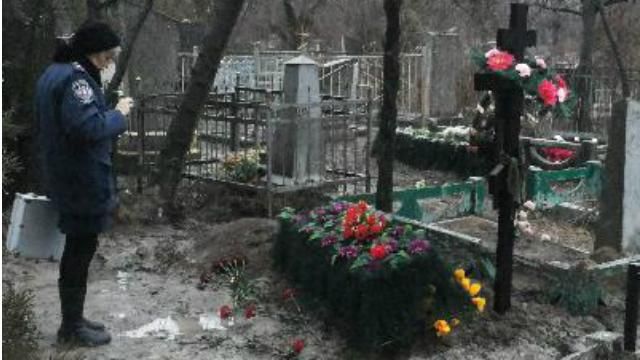 В Запорожье осквернили могилу бойца АТО В Запорожье осквернили могилу бойца АТО