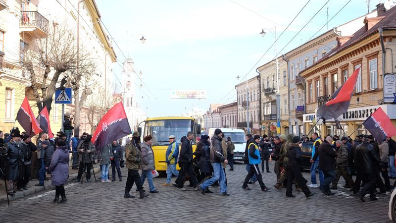 В центре Черновцов активисты перекрыли движение, требуя отставки начальника милиции