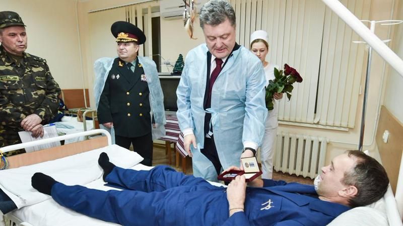 Президент посетил раненых бойцов и наградил их орденами и медалями