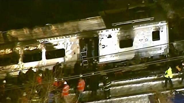 В США авто столкнулось с поездом, есть жертвы В США авто столкнулось с поездом, есть жертвы