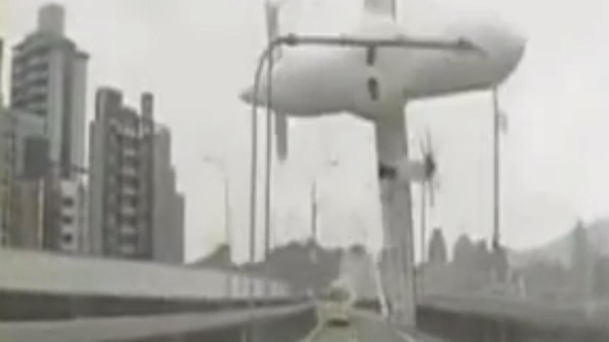 Появилось шокирующее видео падения самолета в Тайване