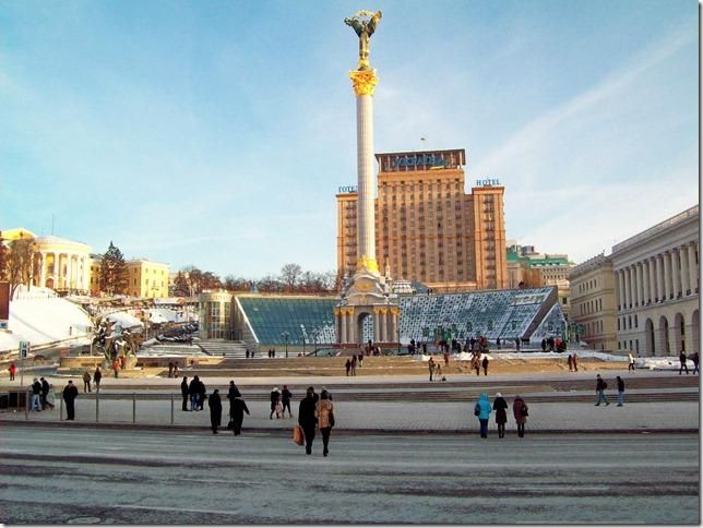 ВР імітує бурхливу діяльність, позбавивши Януковича статусу Президента, — політолог
