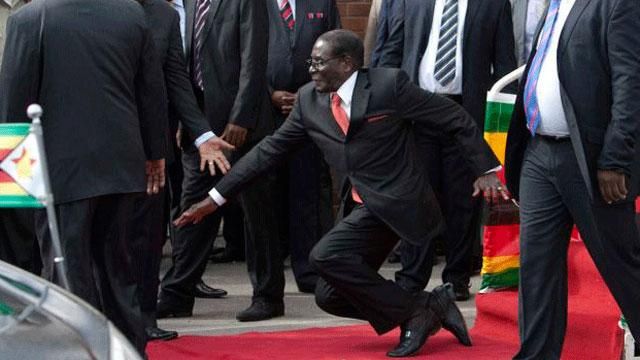 90-річний президент Зімбабве впав зі сходів під час виступу