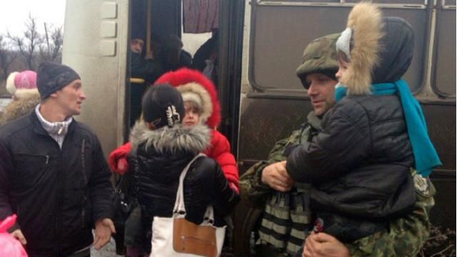 В Дебальцеве освободили семью из-под завалов