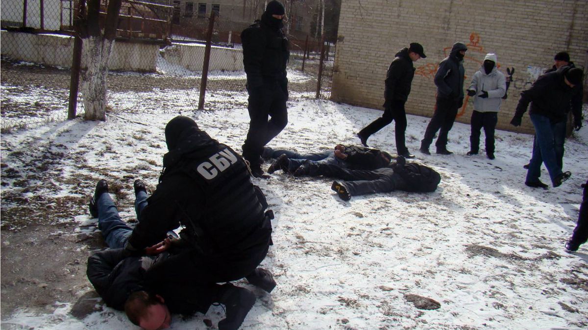 СБУ затримала чотирьох зрадників, які "зливали" інформацію терористам СБУ затримала чотирьох зрадників, які "зливали" інформацію терористам