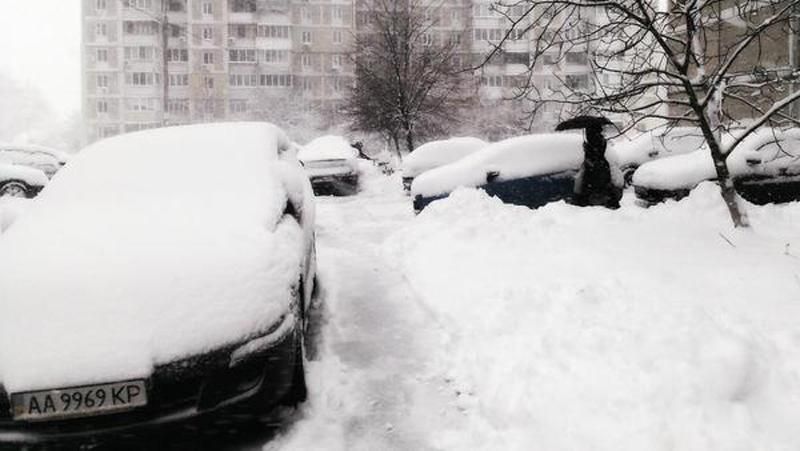 Снегопад парализовал движение транспорта в Киеве