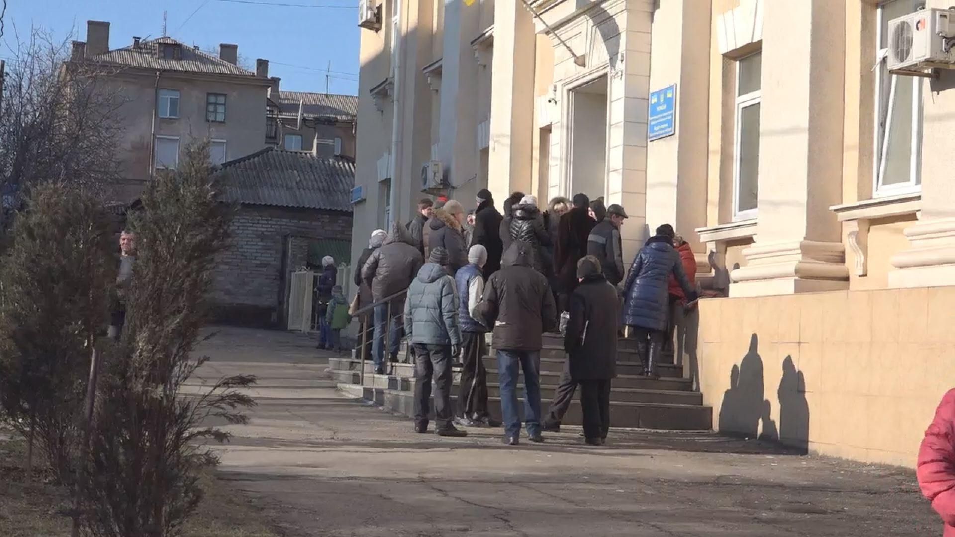 В Маріуполі кількатисячні черги за перепустками на в'їзд у зону АТО