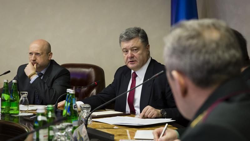 Порошенко провів нараду щодо ситуації на Донбасі Порошенко провів нараду щодо ситуації на Донбасі