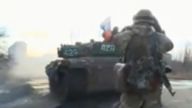 Росія показала, як її танки обстрілюють житлові будинки Вуглегірська