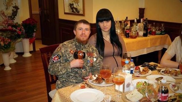 Моторола с беременной женой и чебурашкой развлекается в донецком ресторане Моторола с беременной женой и чебурашкой развлекается в донецком ресторане