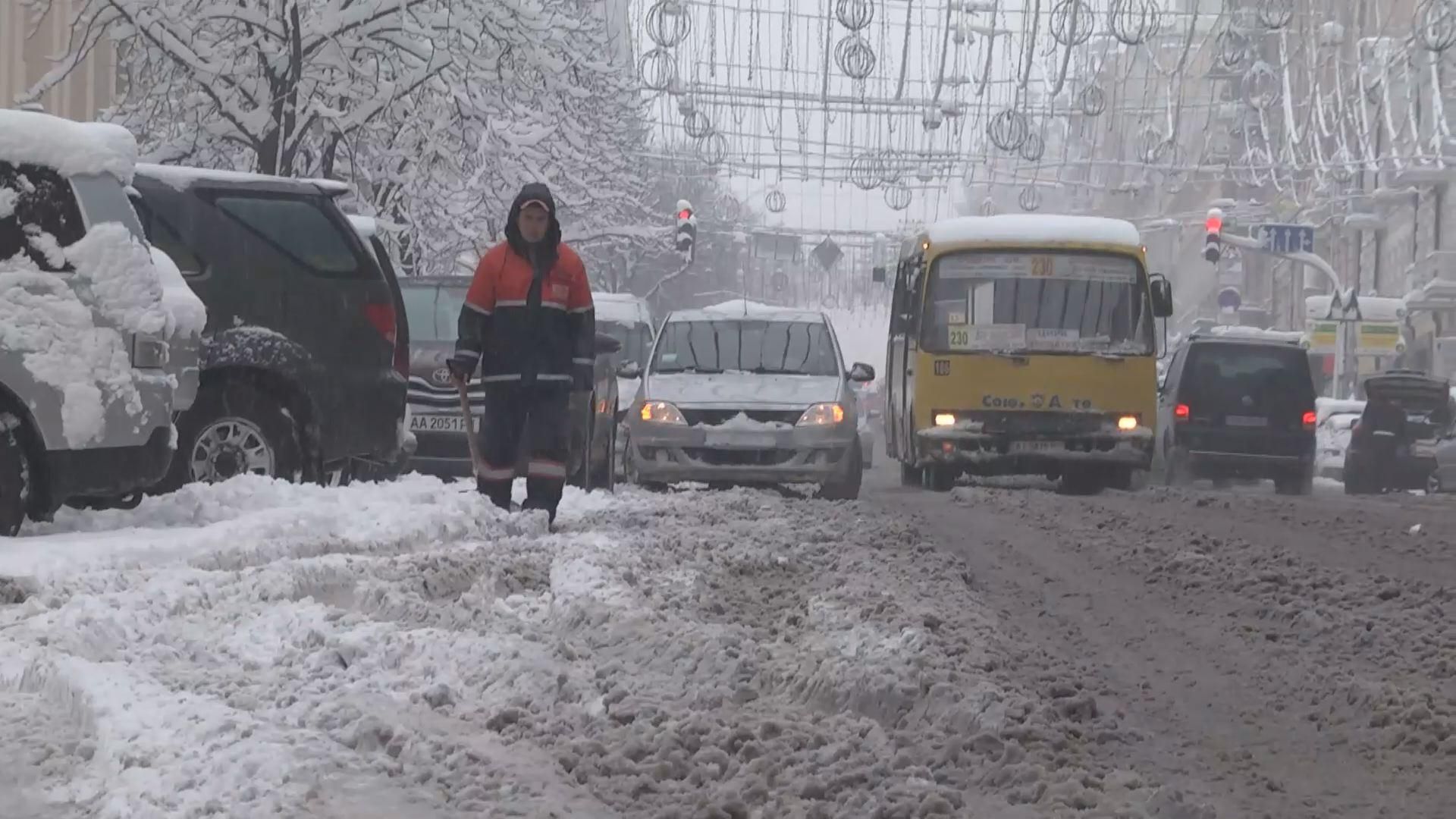 Из-за снежной метели Киев застрял в 10-балльных пробках