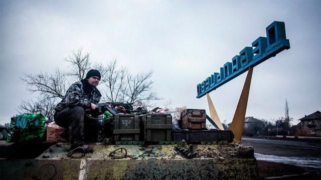 Перед открытием "зеленого коридора" террористы обстреляли Дебальцево Перед открытием "зеленого коридора" террористы обстреляли Дебальцево