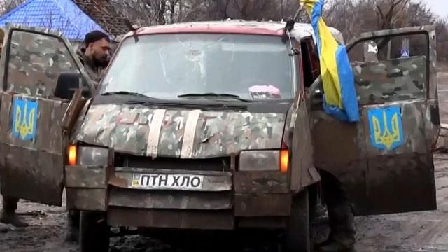 Українські бійці утримують позиції біля Пісків