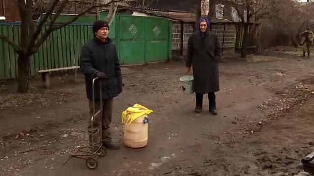 Жителі Ірміно стоять в чергах за водою Жителі Ірміно стоять в чергах за водою