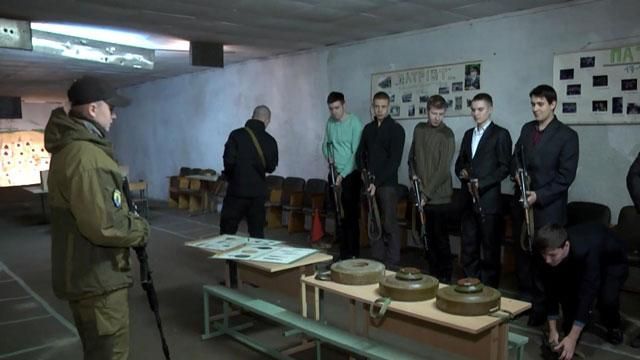 Бойцы "Азова" провели "урок мужества" для старшеклассников Бойцы "Азова" провели "урок мужества" для старшеклассников