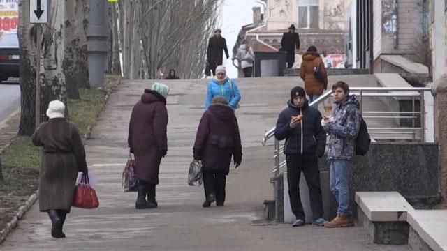 Как Донецк под обстрелами пытается жить обыденной жизнью