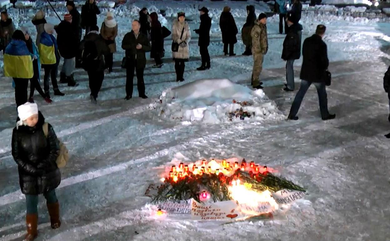 В Киеве на Майдане собрались люди, чтобы почтить память погибших в зоне АТО