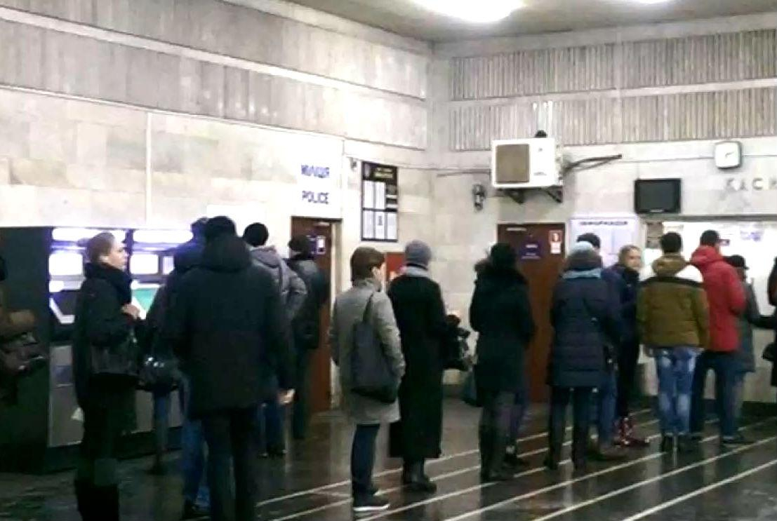 День у фото. Прощання із бійцями АТО, черги у столичному метро