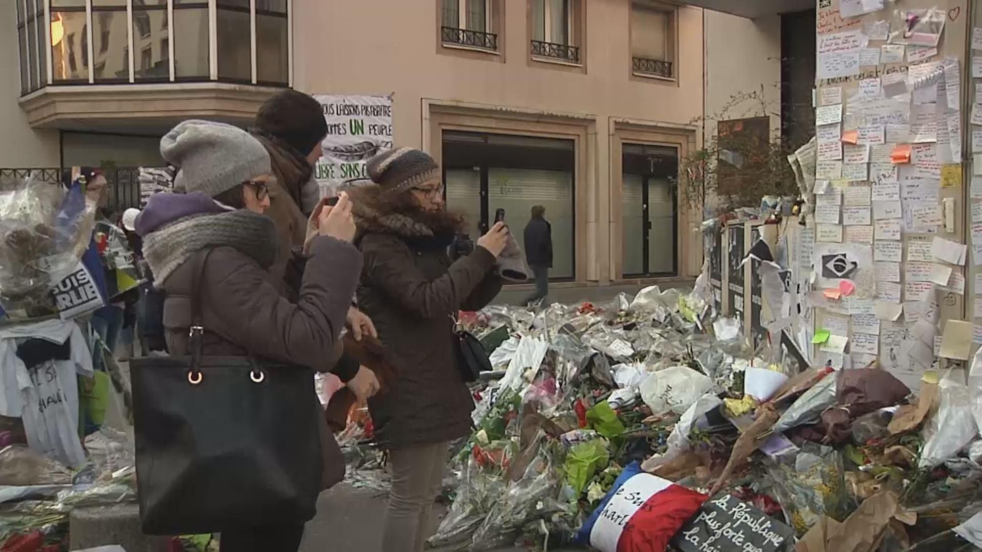 Французи продовжують вшановувати пам'ять загиблих у Charlie Hebdo