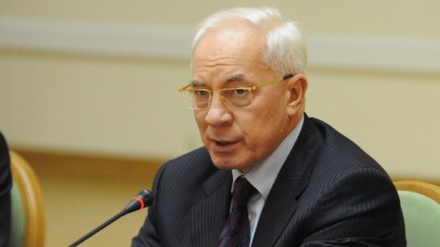 Азаров так спешил скрыться, что взял с собой только спортивную сумку с 300 тысячами доллар — СМИ