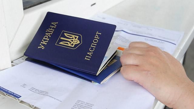 Україна поки не вводитиме візовий режим з Росією Україна поки не вводитиме візовий режим з Росією