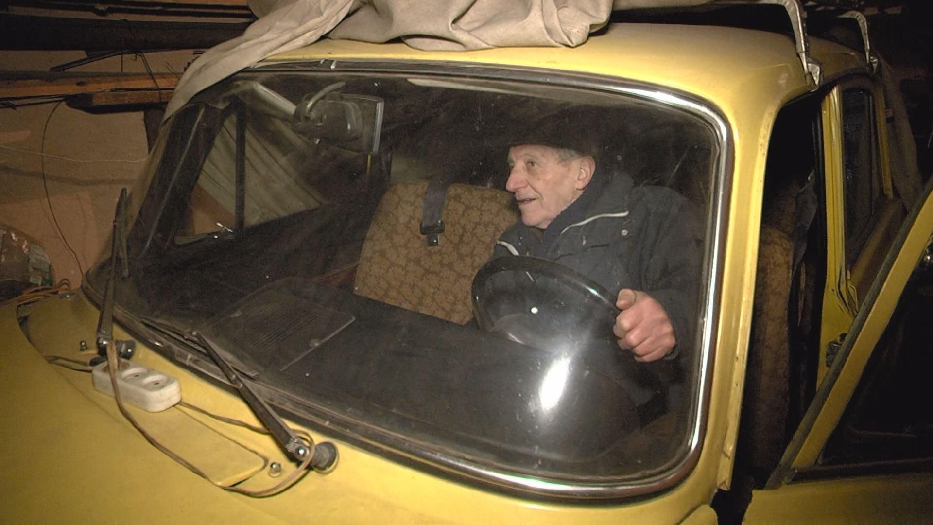 81-річний дідусь міняє власне авто на гроші для бійців АТО