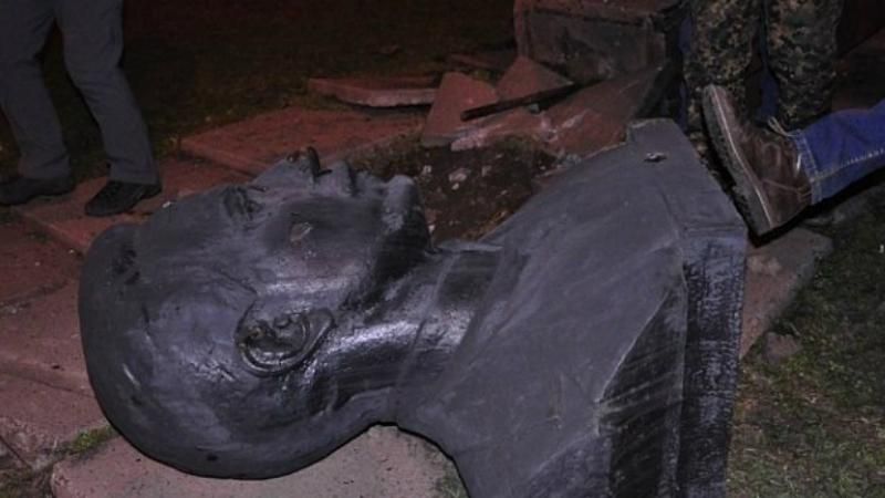 В Кривом Роге повалили 3 памятника советской эпохи