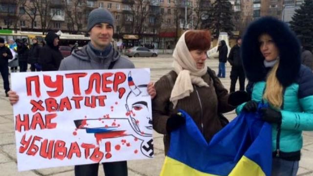 Найактуальніші фото 8 лютого: у Маріуполі пройшов мітинг за Україну, допомога від баварців