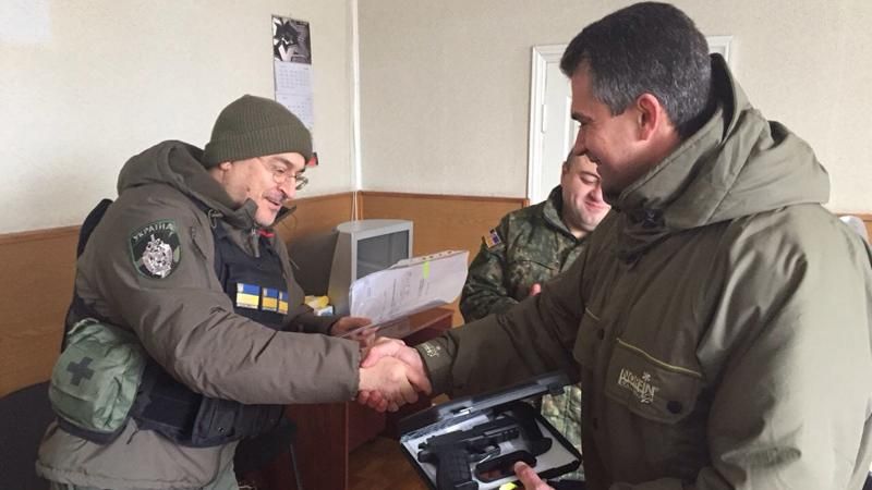 В Дебальцево наградили наших бойцов В Дебальцево наградили наших бойцов