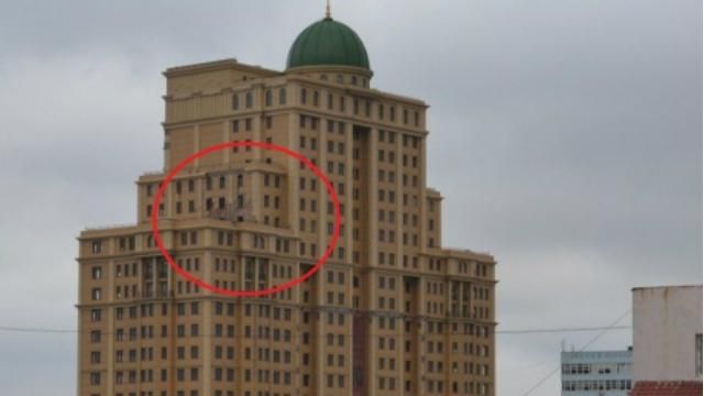 В Донецке снаряд попал в бизнес-центр сына Януковича В Донецке снаряд попал в бизнес-центр сына Януковича