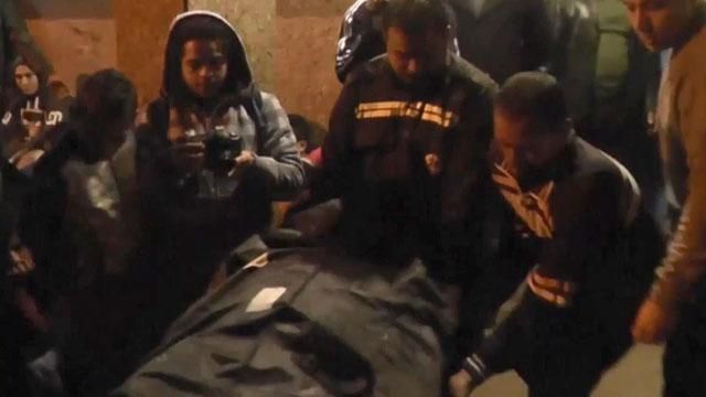 В Єгипті через тисняву на футбольному матчі загинуло більше 20 людей В Єгипті через тисняву на футбольному матчі загинуло більше 20 людей